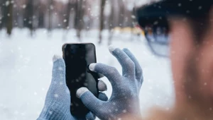 Mroźne dni, gorący smartfon. Jak dbać o baterię zimą?