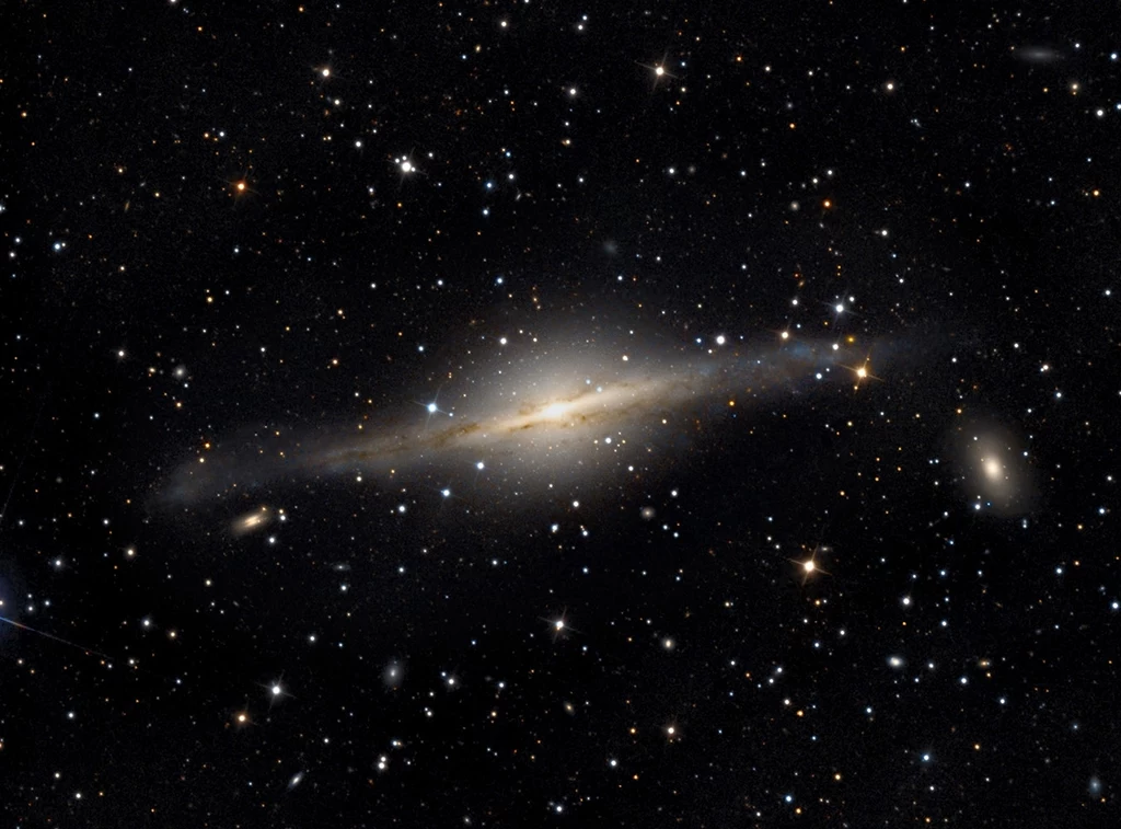 W galaktyce NGC 5084 znajduje się nietypowa czarna dziura