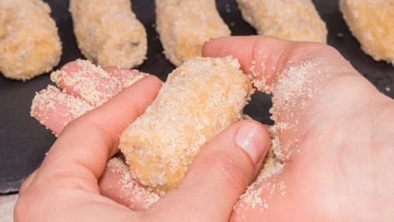 Aby krokiety były smaczne, trzeba je opanierować.