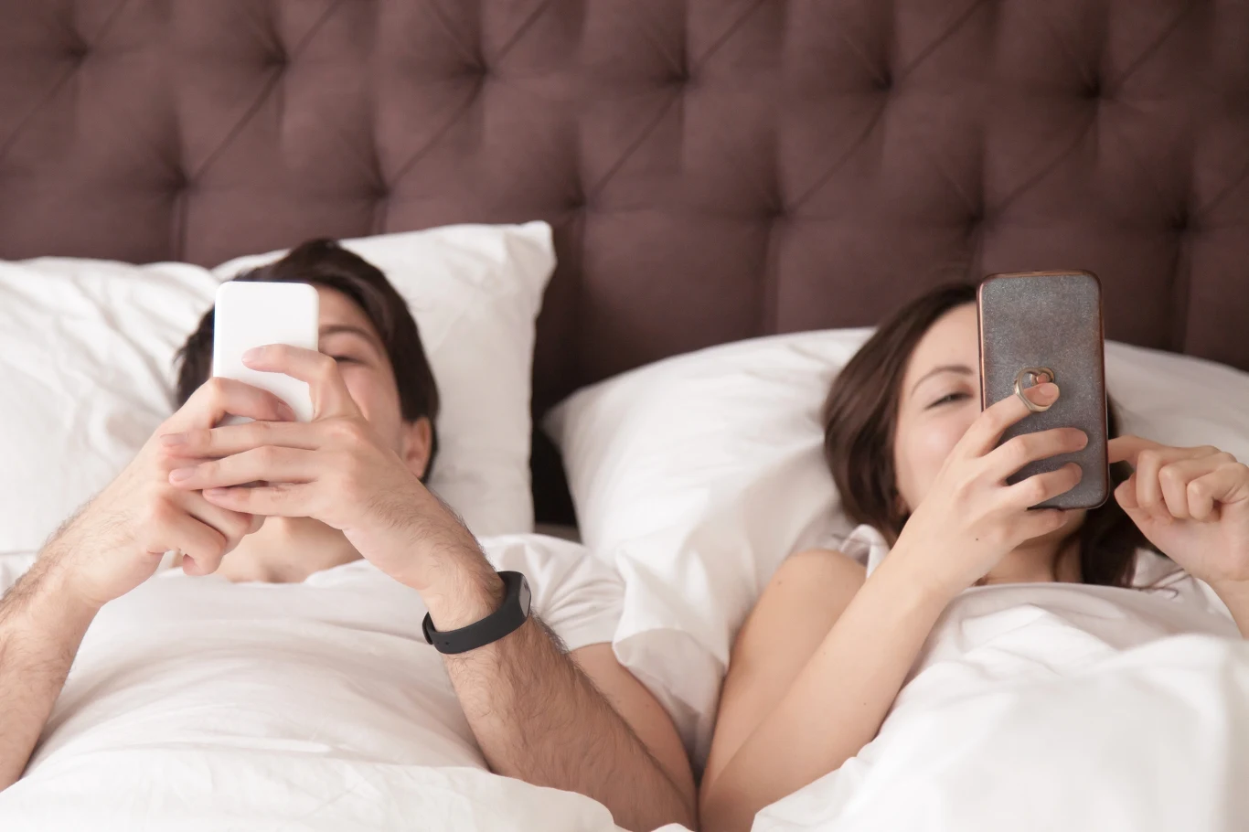 Korzystasz wieczorem z telefonu? To pewne, że długo nie zaśniesz Korzystasz wieczorem z telefonu? To pewne, że długo nie zaśniesz