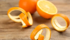 Nie wyrzucaj skórek pomarańczy. Zrobisz z nich świąteczną świecę