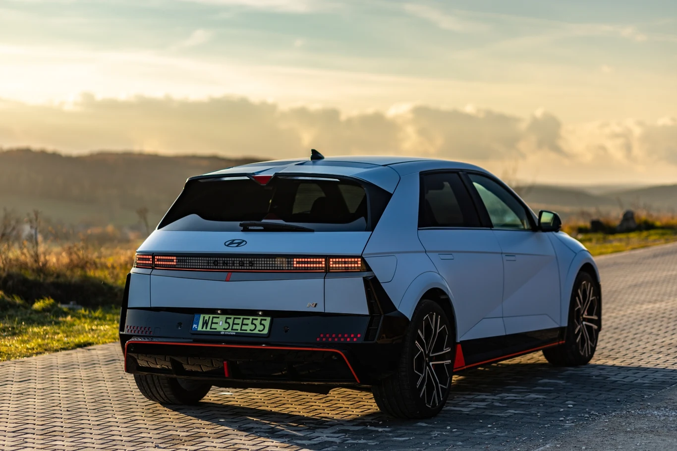 Hyundai Ioniq 5 N ma sporo sportowych akcentów. Jest też dłuższy, szerszy i niższy od wersji cywilnych