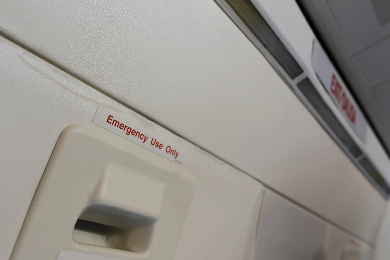 Najwygodniejsze miejsca w samolocie znajdziemy przy wyjściu ewakuacyjnym Najwygodniejsze miejsca w samolocie znajdziemy przy wyjściu ewakuacyjnym