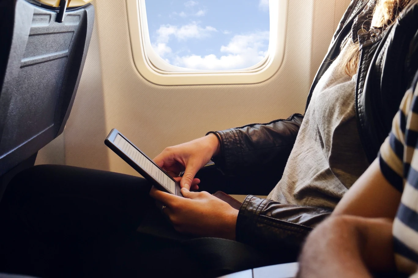 Odczuwając lęk przed lataniem, warto znaleźć sobie zajęcie, które pozwoli nam rozproszyć myśli podczas lotu Odczuwając lęk przed lataniem, warto znaleźć sobie zajęcie, które pozwoli nam rozproszyć myśli podczas lotu