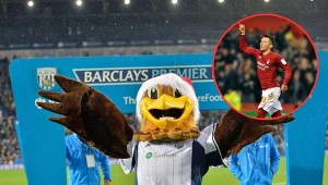 Maskotka West Bromwich Albion, Baggie Bard, w świątecznym wydaniu podczas Boxing Day w 2014 roku. Na małym zdjęciu Radosław Majewski w barwach Nottingham Forest