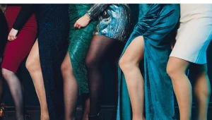 Na święta wybierz sukienkę w tym kolorze. Jest elegancki i pasuje paniom w każdym wieku