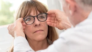 Kobiecy wzrok narażony jest statystycznie częściej niż męski na niektóre schorzenia. Jakie? I dlaczego? Okulista wyjaśnia