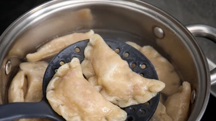 Mrożone pierogi należy gotować bez rozmrażania