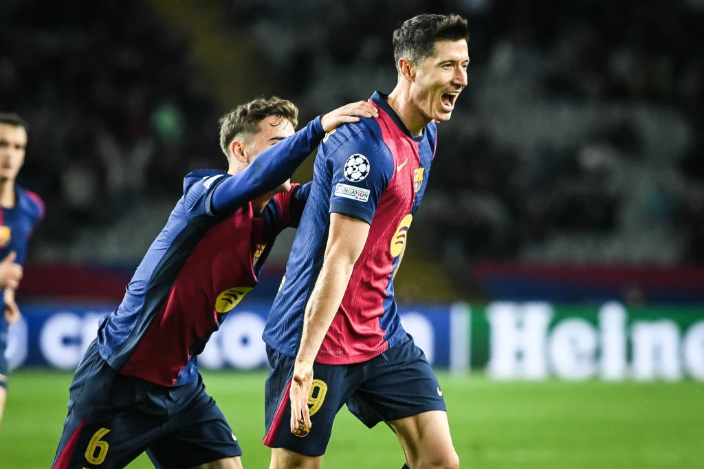 Robert Lewandowski celebrujący swoją bramkę z Gavim Robert Lewandowski celebrujący swoją bramkę z Gavim