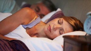 Nagłe wyrwanie ze snu, poczucie, że spadasz? To pierwszej faza