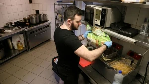 Szukają kucharza z Polski i gotowi są płacić ponad 14 tys. zł miesięcznie (zdj. ilustracyjne)