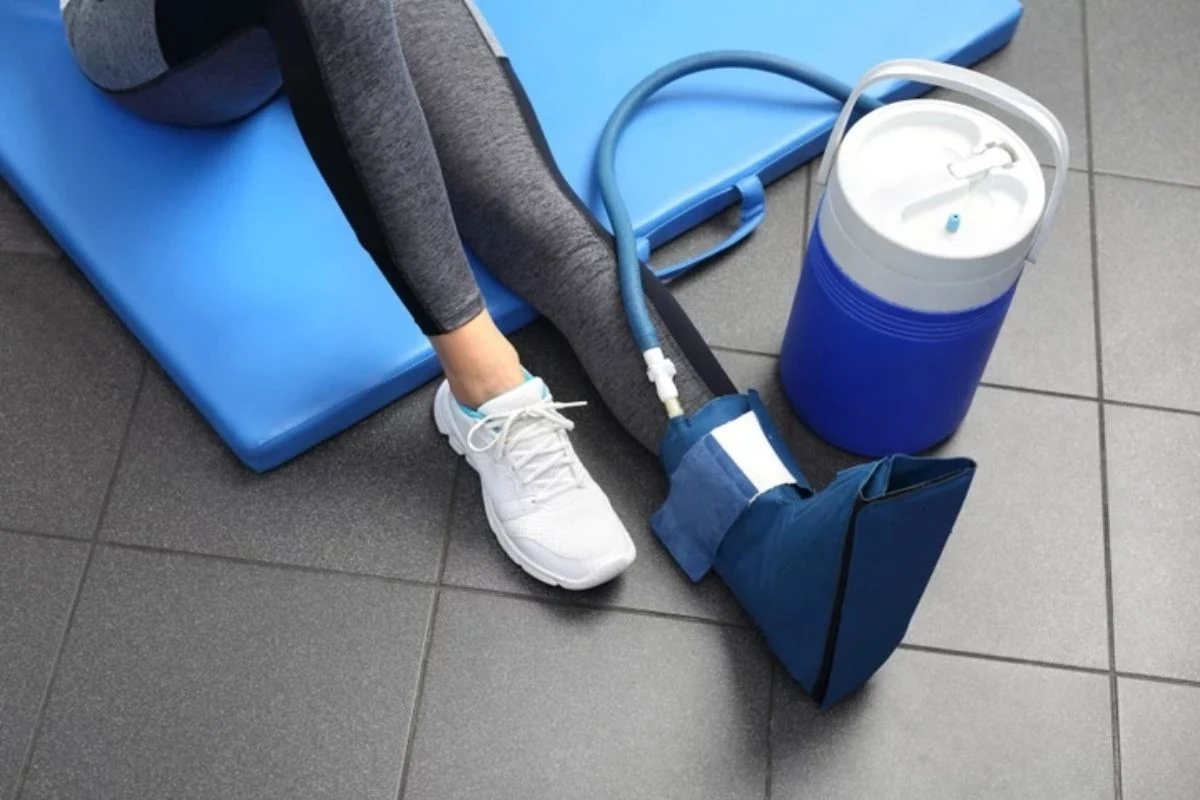 Leczenie zimnem stosowane jest po urazach u sportowców, ale także w bólach pooperacyjnych czy zwyrodnieniach stawów Leczenie zimnem stosowane jest po urazach u sportowców, ale także w bólach pooperacyjnych czy zwyrodnieniach stawów