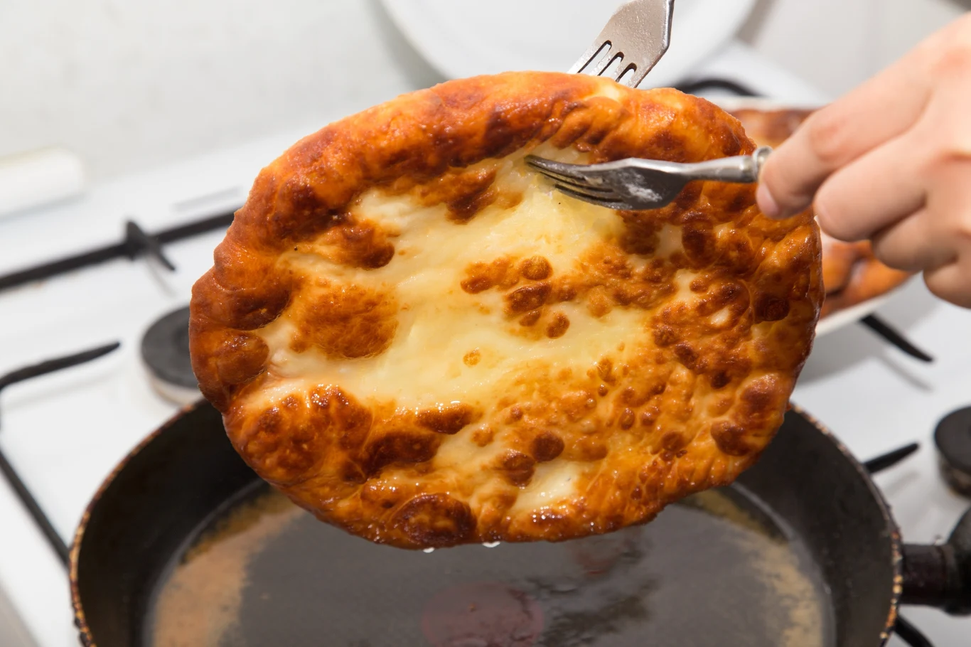 Langosze to dość tłusta, ale też bardzo sycąca przekąska Langosze to dość tłusta, ale też bardzo sycąca przekąska