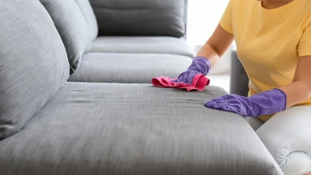 Czyszczenie kanapy nie wymaga użycia środków chemicznych.
