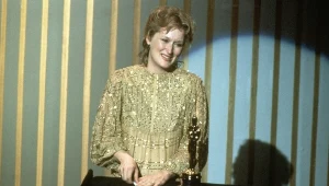 Meryl Streep podczas odbierania Oscara za rolę w filmie "Wybór Zofii".