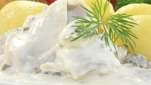 Przepis na śledzie od Bożeny Dykiel. Miękkie, delikatne i rozpływają się w pysznym sosie