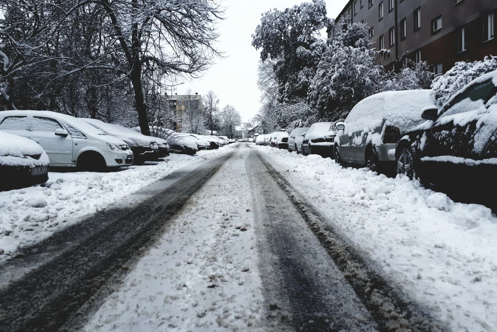 Wieczorem i w nocy na południu Polski będą obowiązywać alerty IMGW pierwszego stopnia związane z oblodzeniem. Na drogach i chodnikach może być bardzo ślisko