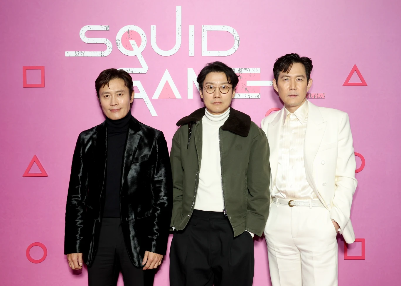 Lee Byung-hun (odtwórca postaci Lidera), Hwang Dong-hyuk (reżyser) i Lee Jung-jae (odtwórca postaci Seonga Gi-huna)