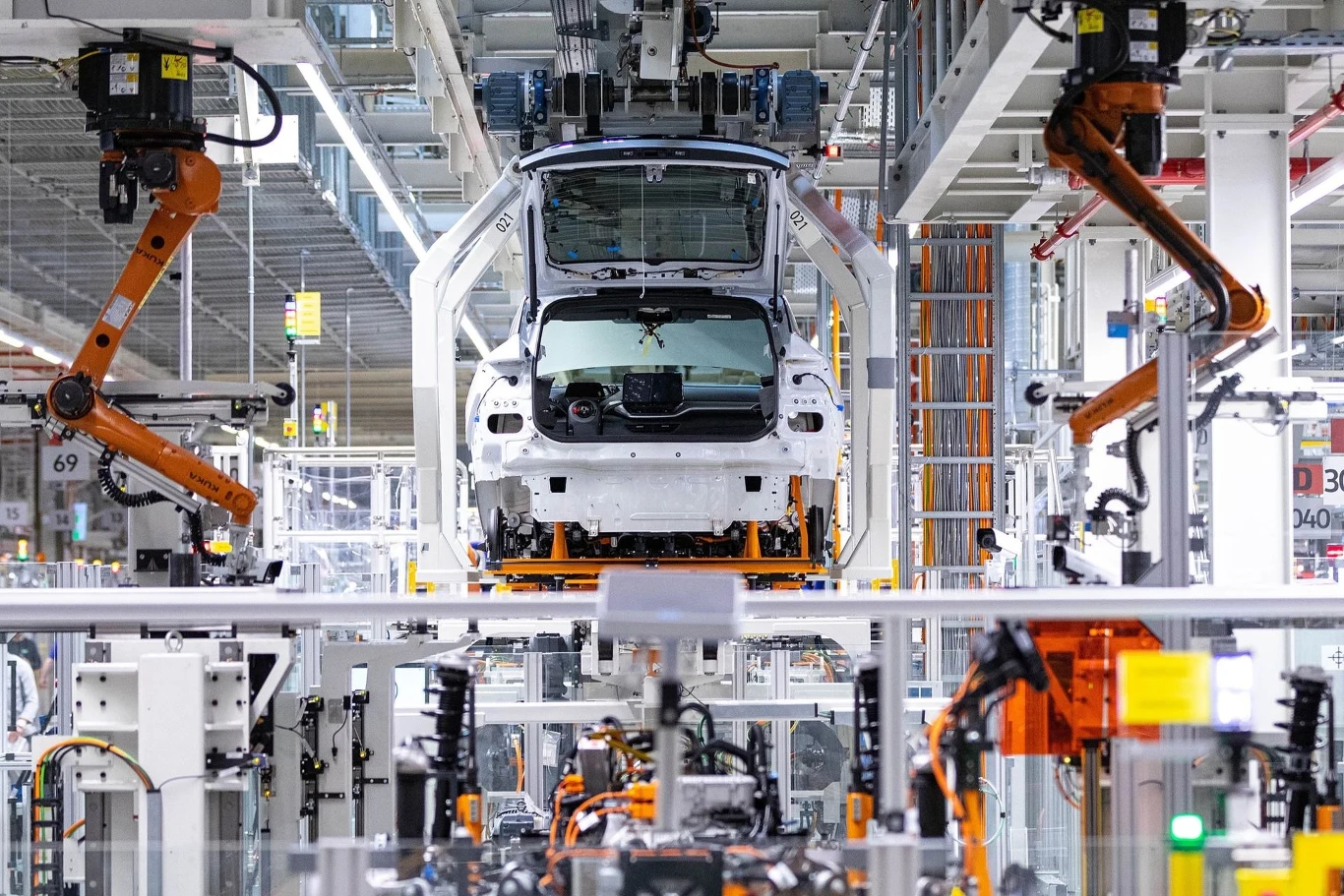 Volkswagen dogadał się ze związkowcami. Nie zamknie zakładów, ale zwolni 35 tys. osób. Volkswagen dogadał się ze związkowcami. Nie zamknie zakładów, ale zwolni 35 tys. osób.