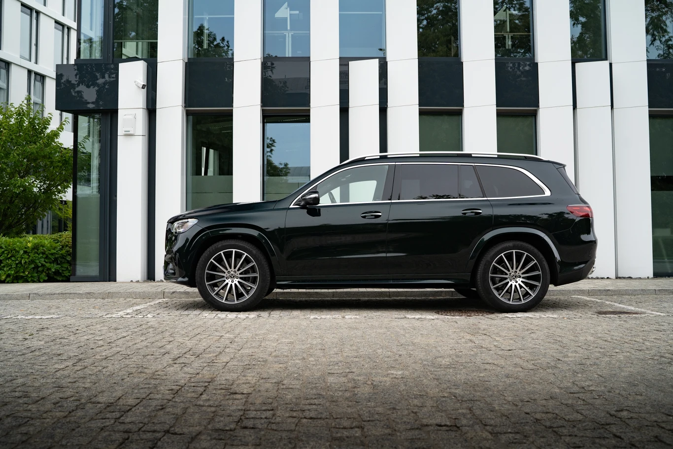 Mercedes GLS ma 5,2 m długości i na tle większości samochodów jest po prostu ogromny