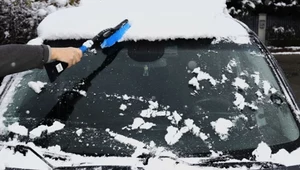 W czasie odśnieżania nie popełniaj tych błędów, bo uszkodzisz auto