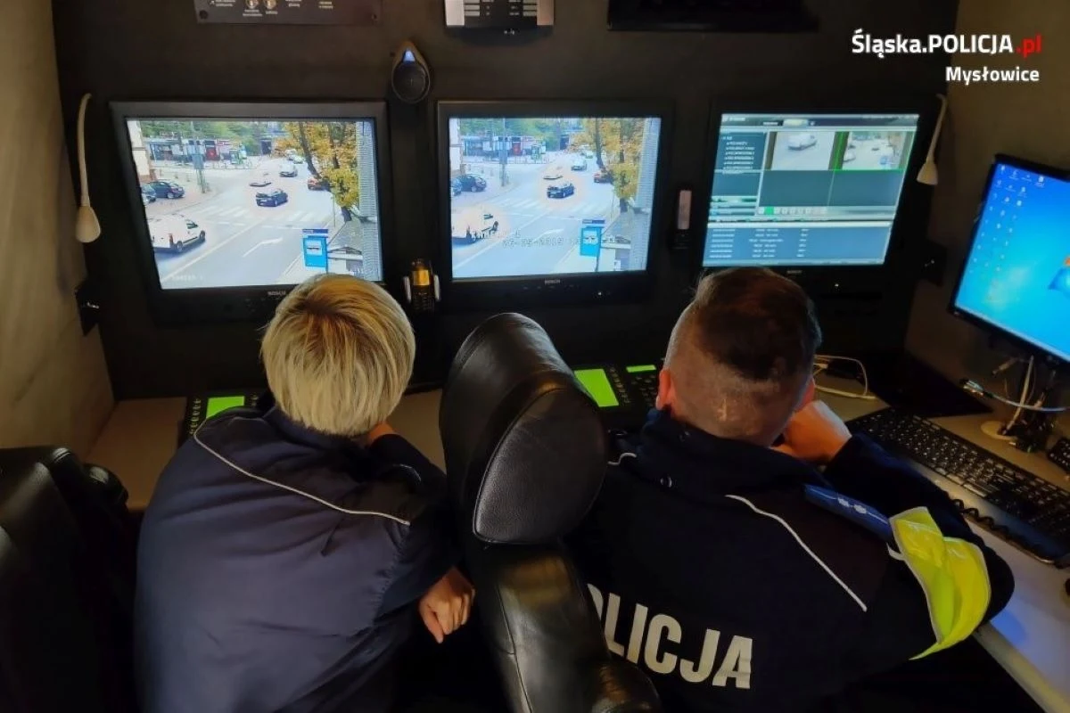 Policjanci za pomocą kamer znajdujących się na maszcie monitorują sytuację w okolicach białego busa.