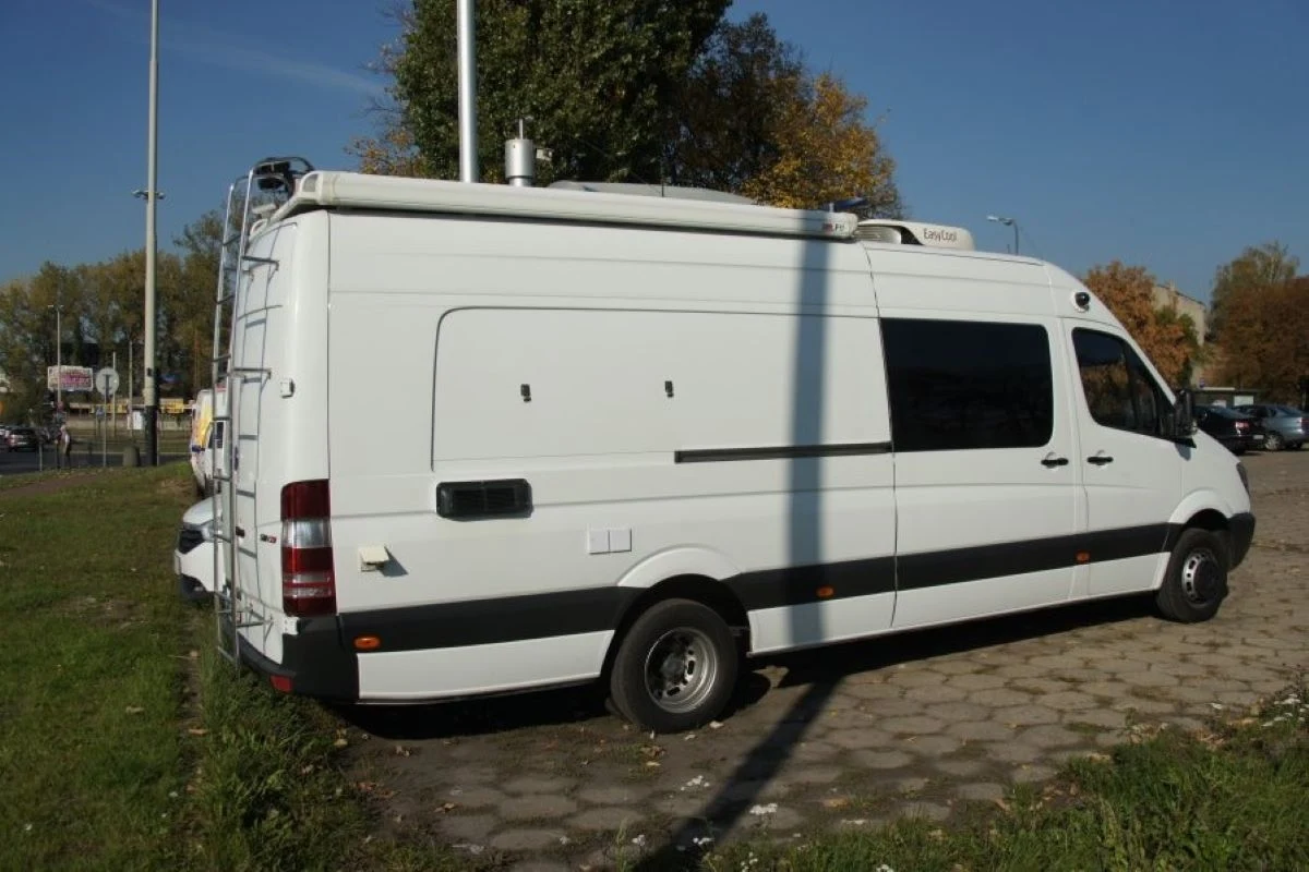 Policja może wykorzystywać niepozornego białego busa do pilnowania kierowców. W jaki sposób? Policja może wykorzystywać niepozornego białego busa do pilnowania kierowców. W jaki sposób?