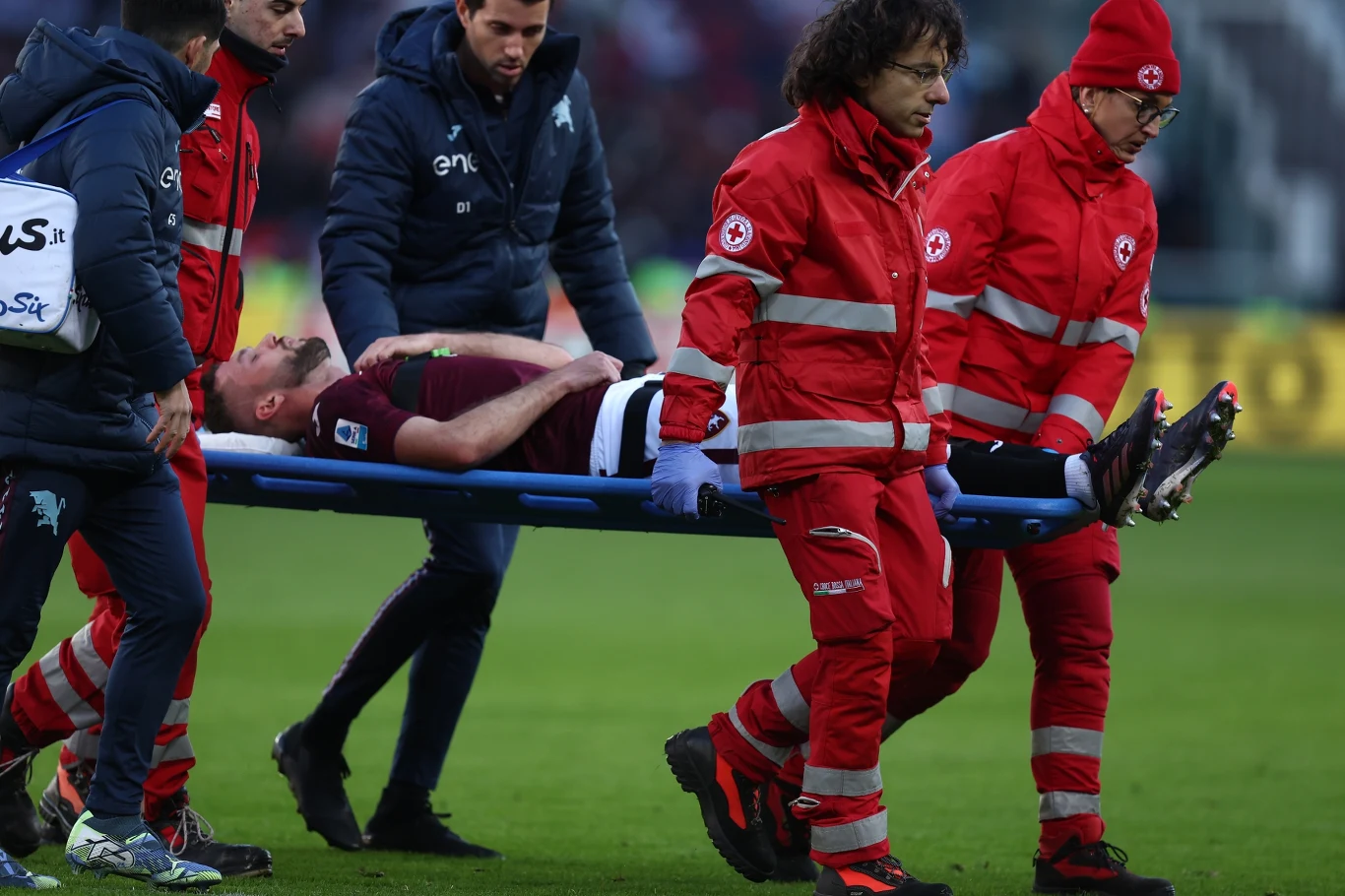 Sebastian Walukiewicz opuszczający boisko na noszach Sebastian Walukiewicz opuszczający boisko na noszach