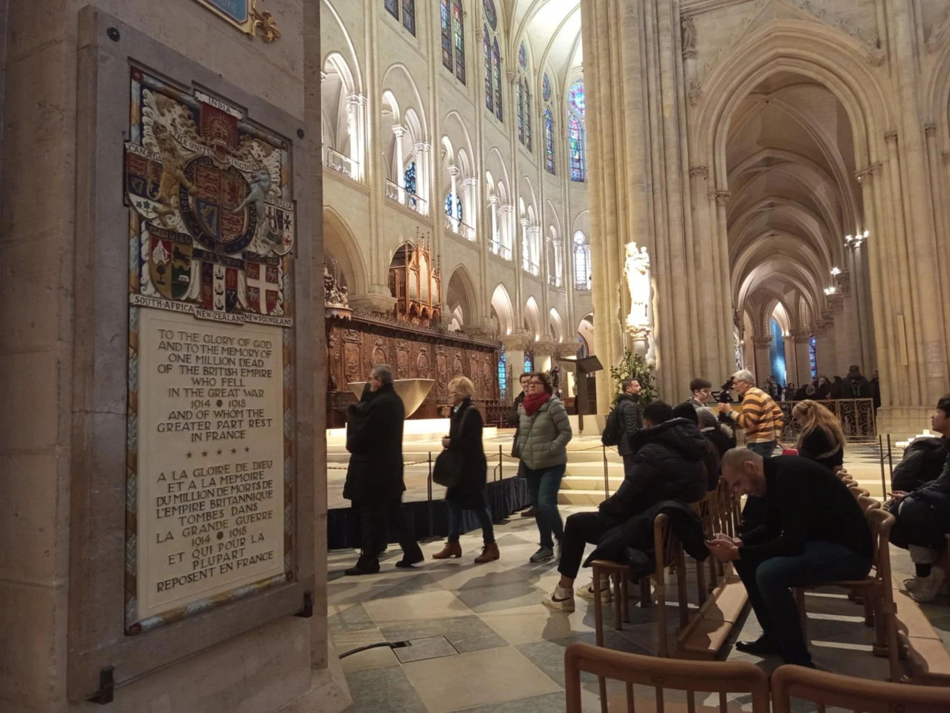 Liczba osób, które mogą jednocześnie przebywać w Notre Dame, jest ograniczona
