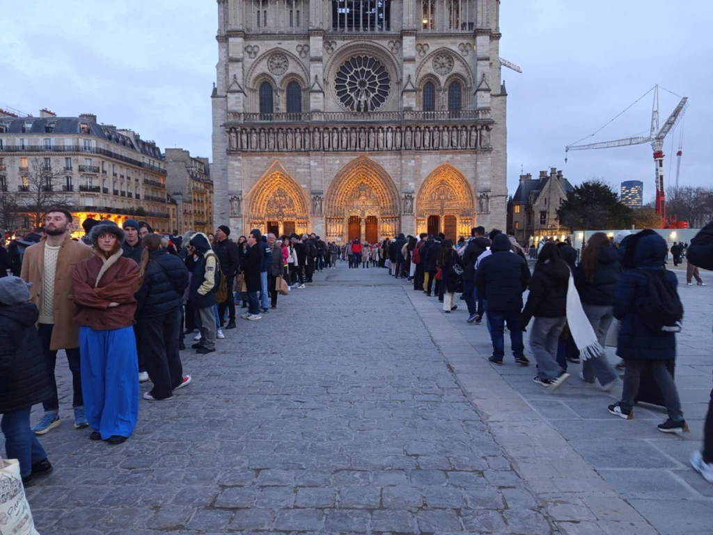 Sznur oczekujących na wejście do katedry Notre Dame