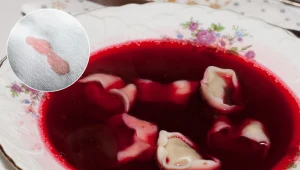 Barszcz nakapał na obrus? Tak ekspresowo usuniesz plamę