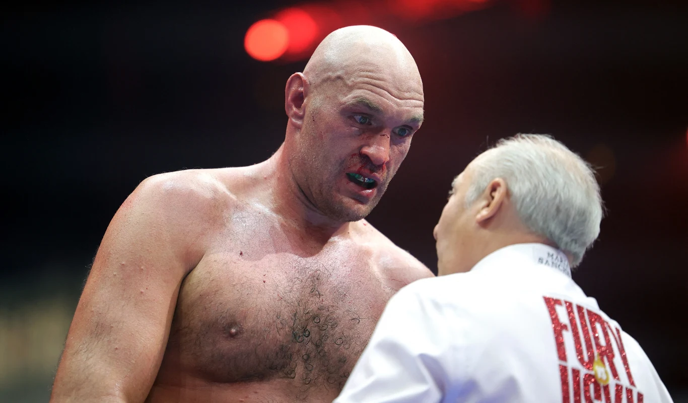 Tyson Fury musi przełknąć gorycz kolejnej porażki, czyli w konsekwencji przegranej z Ołeksandrem Usykiem spadku w rankingu wagi ciężkiej Tyson Fury musi przełknąć gorycz kolejnej porażki, czyli w konsekwencji przegranej z Ołeksandrem Usykiem spadku w rankingu wagi ciężkiej