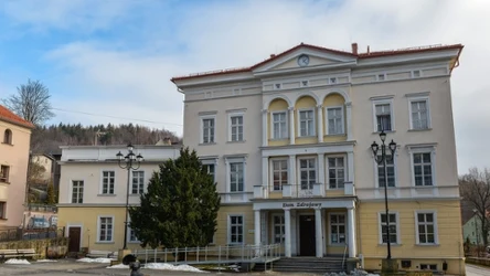 Jedlina-Zdrój to dolnośląskie uzdrowisko, które zimą oferuje spokojny wypoczynek bez tłumów. 