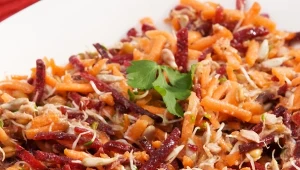 Moc witamin i minerałów na talerzu. Surówka zdrówko jest przepyszna