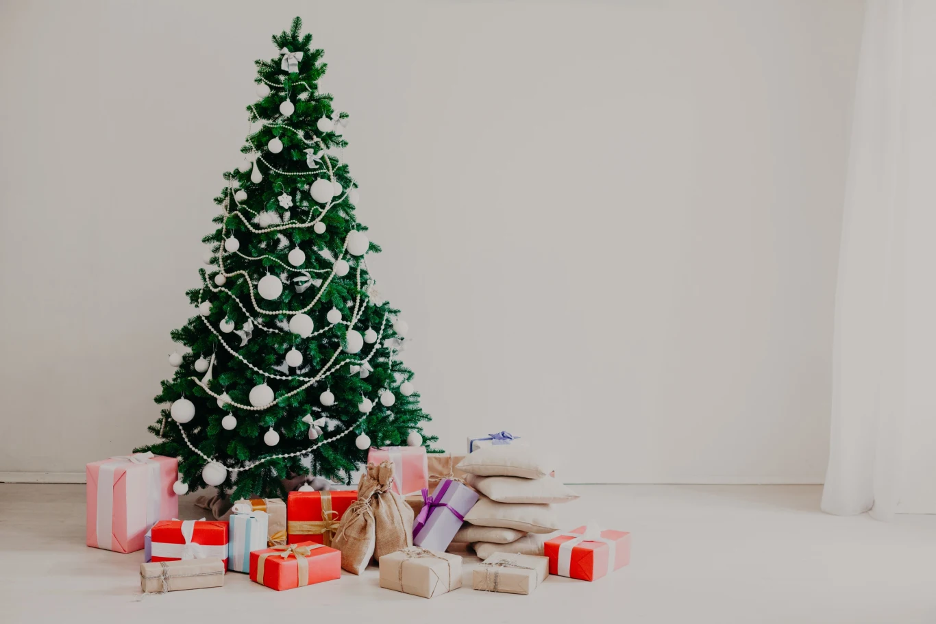 Kto przynosi prezenty pod choinkę? To zależy od części Polski Kto przynosi prezenty pod choinkę? To zależy od części Polski