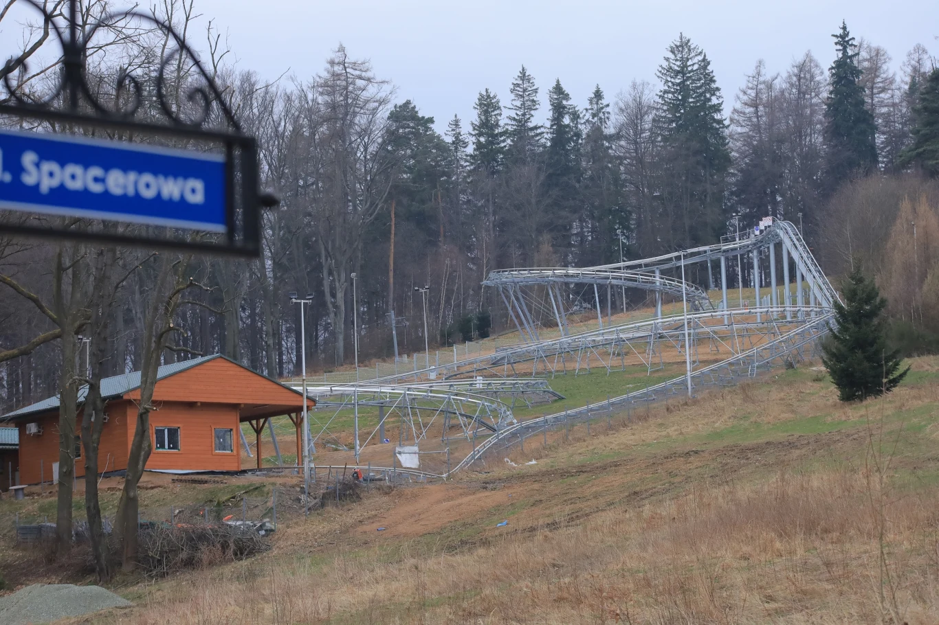  Tor saneczkowy w Jedlinie-Zdroju to nie lada atrakcja, która zachęca do aktywności na świeżym powietrzu. 