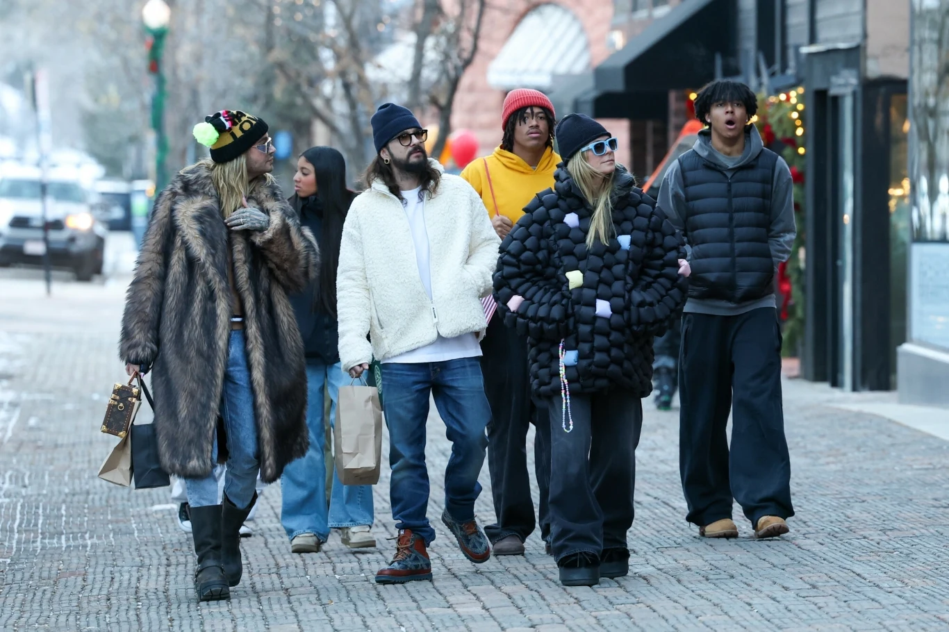 Heidi Klum przebywa w Aspen. Modelka zwróciła na siebie uwagę - tym razem dzięki puchówce Heidi Klum przebywa w Aspen. Modelka zwróciła na siebie uwagę - tym razem dzięki puchówce