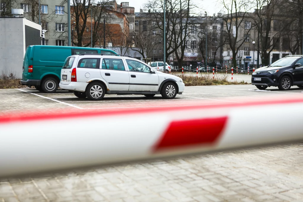 Spółdzielnia chce walczyć z nielegalnym parkowaniem. Tablice rejestracyjne zostaną "komisyjnie zdemontowane" (zdj. ilustracyjne)