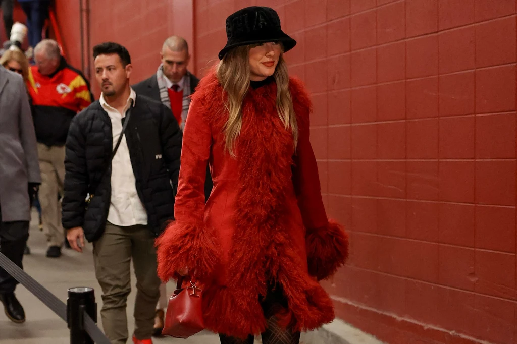 Taylor Swift w modnym kapeluszu. Bucket hat wrócił do łask