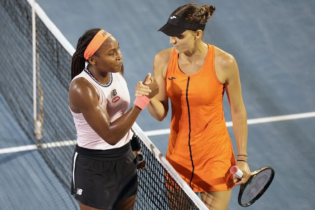 Coco Gauff i Rebeka Masarova po ich finałowym pojedynku w Auckland w styczniu 2023 roku