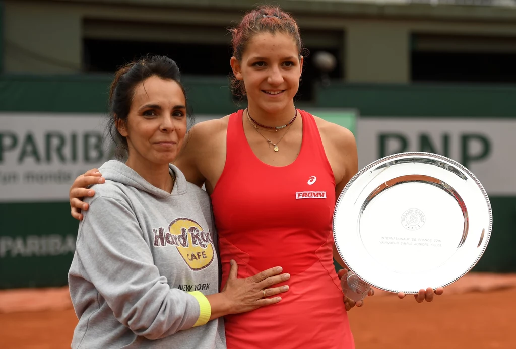 Rebeka Masarova ze swoją matką i trenerką Marią Victorią Vieites po wygraniu juniorskiego French Open