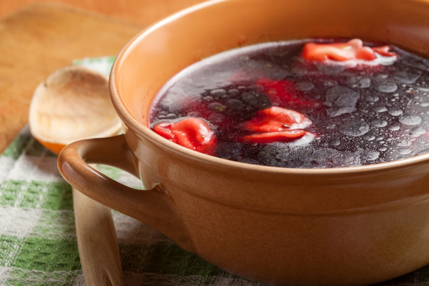 Barszcz czerwony, mimo że pyszny potrafi przysporzyć kłopotów