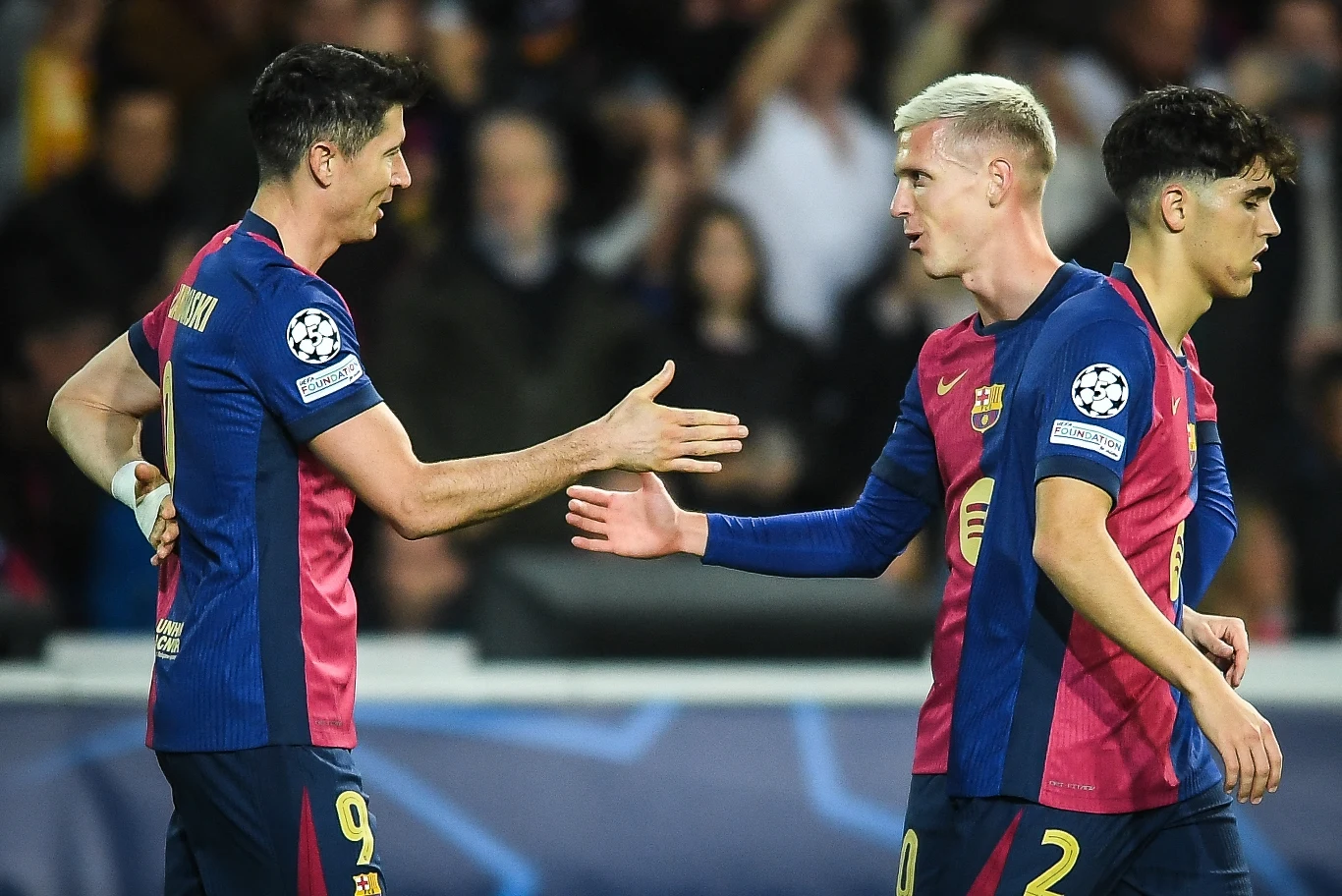 Robert Lewandowski z Danim Olmo i Pau Cubarsim