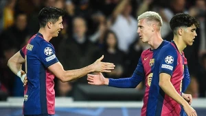 Robert Lewandowski z Danim Olmo i Pau Cubarsim