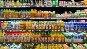 Duża firma zmienia plastik na karton. Efekt systemu kaucyjnego?