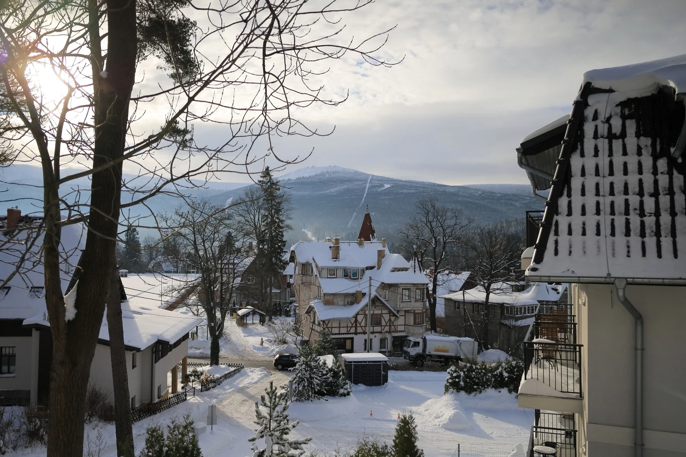 Szklarska Poręba to jedna z atrakcyjnych propozycji na zimowy wypad. Zachwyca widokami i oferowanymi atrakcjami. 