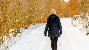 Tyle kalorii możesz spalić w czasie godzinnego spaceru. Zrzucisz serniczek i makowiec?
