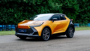 Toyota C-HR to ulubiony model Polaków. Teraz w znacznie niższej cenie