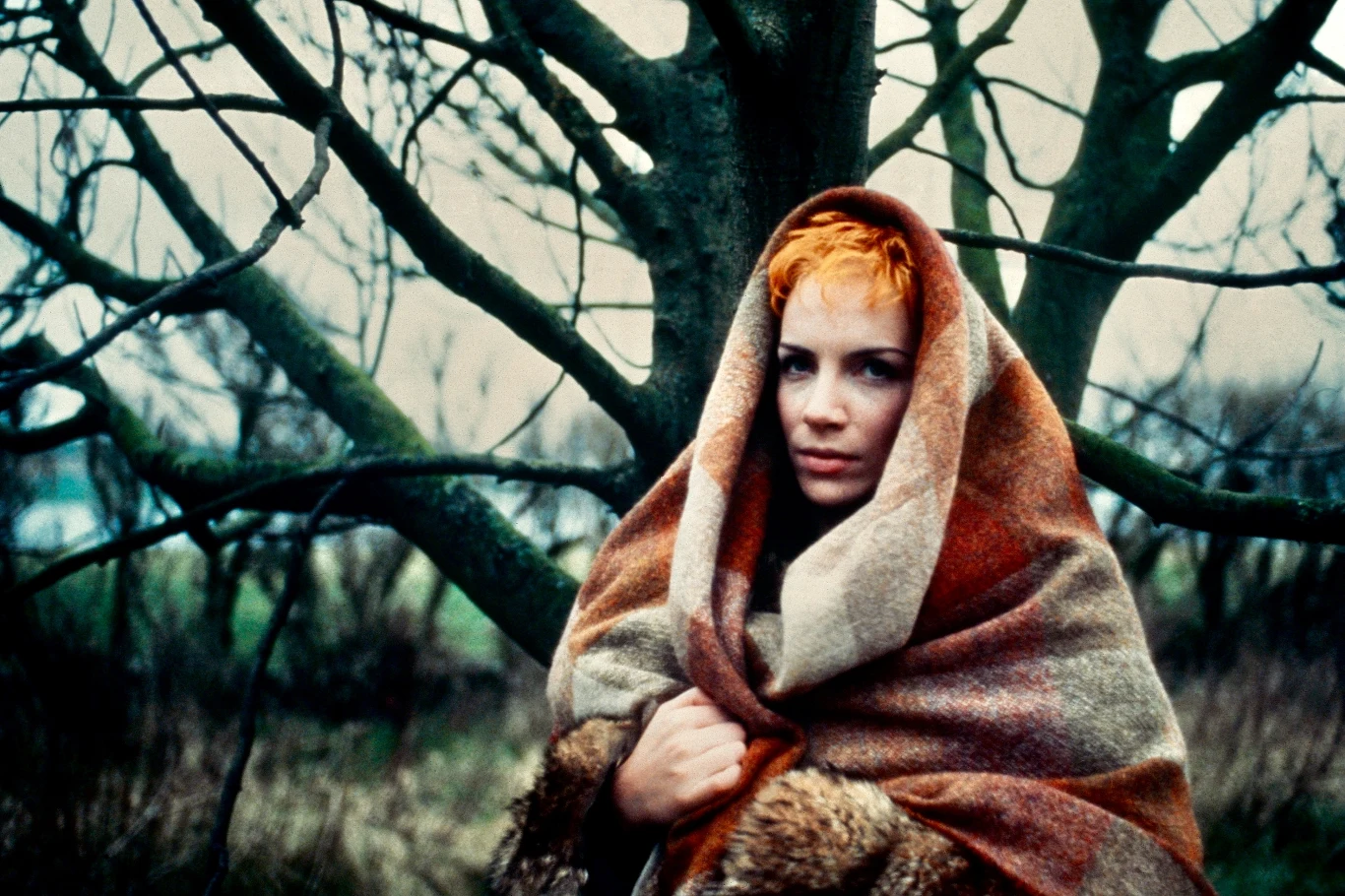 Annie Lennox na planie teledysku "Here Comes the Rain Again" Eurythmics - wyspa Hoy w archipelagu Orkadów (Szkocja), 12 czerwca 1983 r.