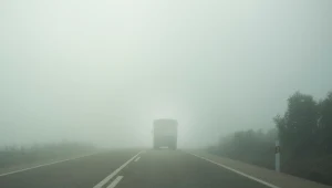 Pogoda na miarę zgniłego wyżu. Kierowcy powinni bardzo uważać
